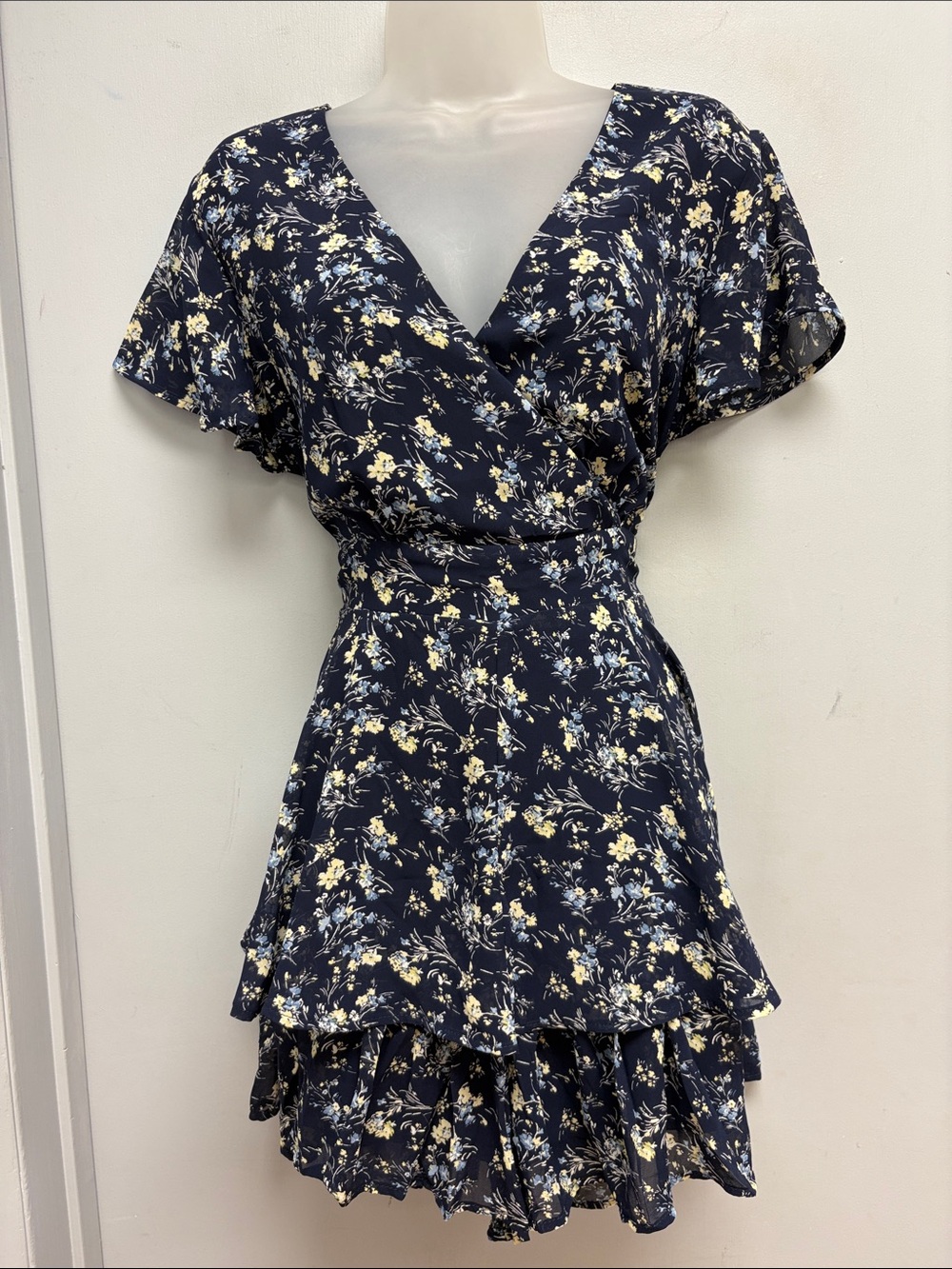 Francesca’s Mi Ami Allure Navy Floral Ruffle Romper Size Medium NWT